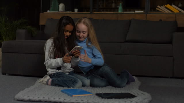 Cute-niñas-escribir-mensaje-en-el-teléfono-inteligente