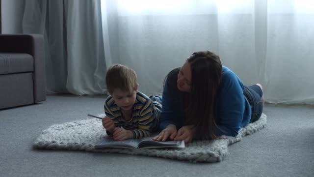 Alleinerziehende-Mutter,-die-ihren-süßen-Sohn-bei-den-Hausaufgaben-zu-helfen