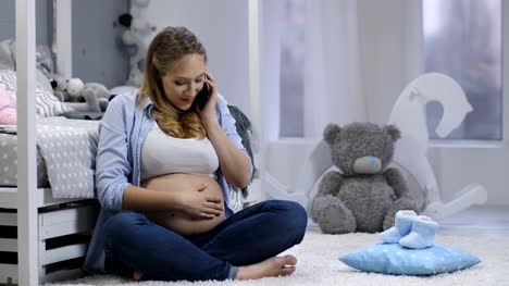 Schwangere-Frau-redet-mit-Handy