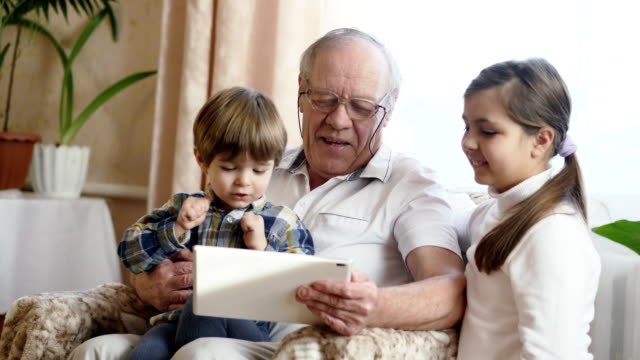 Großvater-mit-einem-Tabletcomputer-mit-Enkel