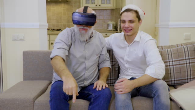 Junger-Kerl-öffnen-eine-virtuelle-Welt-zu-seinem-Großvater