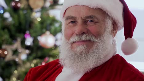 Santa-Claus-en-rojo-sombrero-y-traje-de-la-Navidad-se-está-riendo