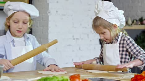 Zwei-süße-Kinder-lernen-Kochen