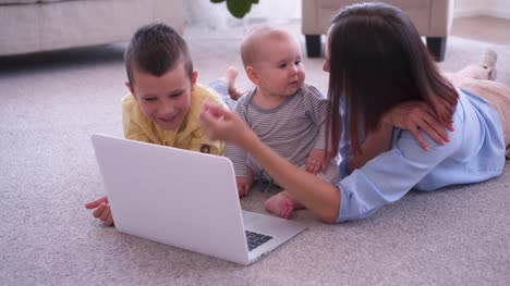 Mom-spending-time-with-small-children-at-home