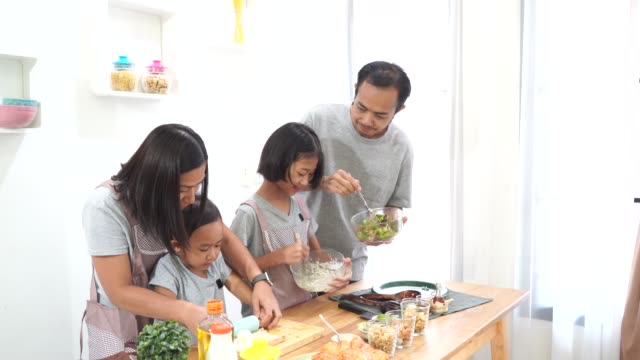 Glückliche-Familie-asiatische-Köche-in-der-Küche-zu-Hause