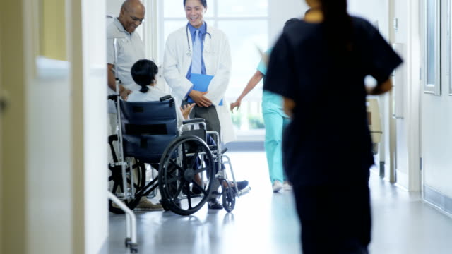 Afrikanische-amerikanische-paar-Frau-im-Rollstuhl-im-Krankenhaus