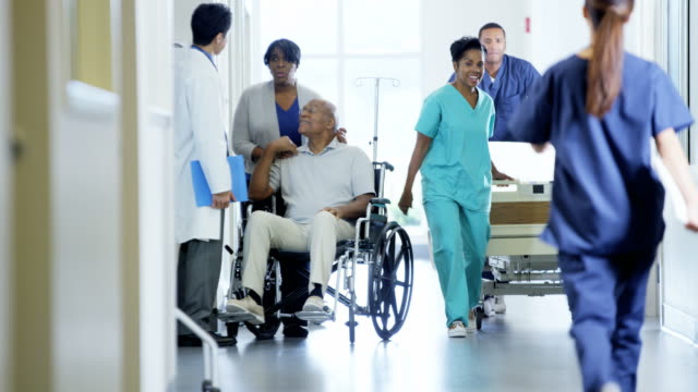 Afrikanische-amerikanische-senior-männliche-Behinderte-Rücksprache-mit-Arzt