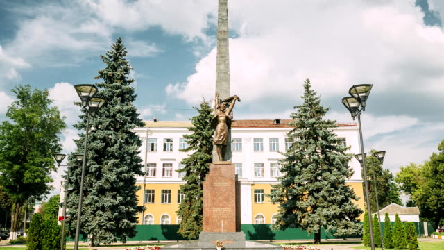 Gomel,-Bielorrusia.-Monumento-a-los-héroes-miembros-de-Komsomol-en-cruce-de-calles-de-Karpovicha-y-Zharkovskogo-en-día-de-invierno-soleado,-Hyperlapse