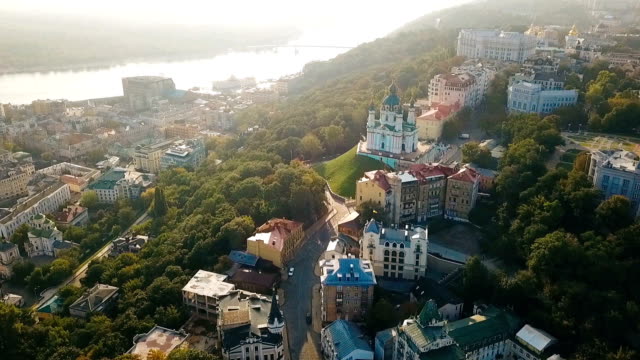 De-St.Andrew-iglesia-y-Andriyivskyy-el-descenso-de-aéreo-por-encima-de-la-vista.-Kiev-Ucrania.-Luz-de-fondo-de-suave-amanecer-mañana