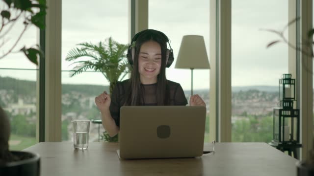 Hübsche-Frau-Kommunikation-via-Laptop-im-eigenen-Appartement