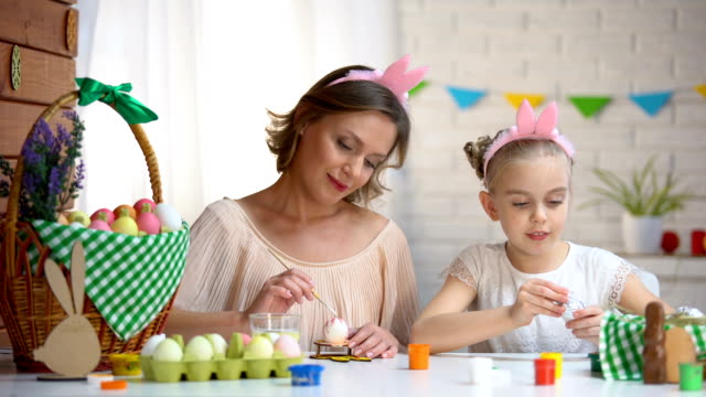 Unfug-Mädchen-essen-Schokolade-Ei-bis-Mutter-sieht,-Kindheit,-Ostern-Vorbereitung