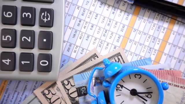 VIDEO,-Finanzen-und-Rechnungswesen-Hintergrund-mit-Zahlen-Tabelle-und-Hand-Taschenrechner-Spinnen