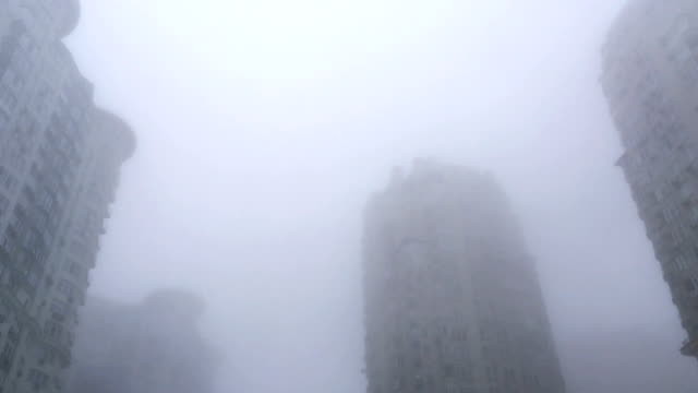 Foggy-сityscape-scene.-Fog-on-the-city-street.