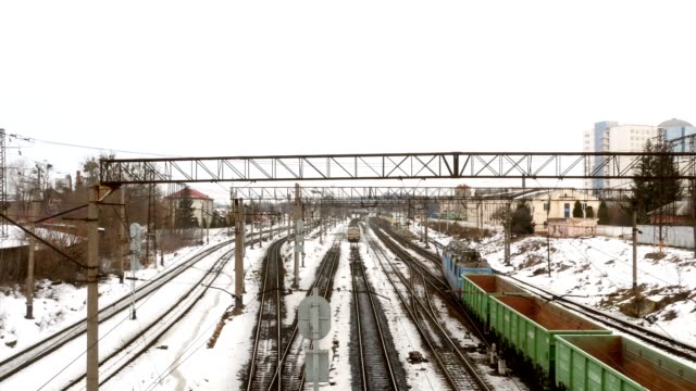 Bahnhof-Zug-Wagen-Eisenbahn-4k
