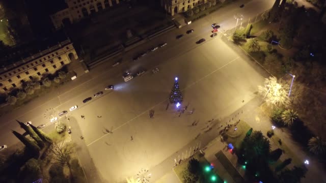 Luftaufnahme-des-Nachtblicks-auf-den-zentralen-Platz-der-Stadt-mit-einem-Weihnachtsbaum.