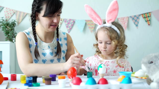 Mujer-y-niña-decoración-huevos-de-Pascua