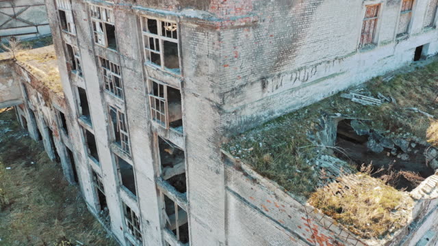 Tejado-arruinado-de-una-antigua-fábrica-abandonada.