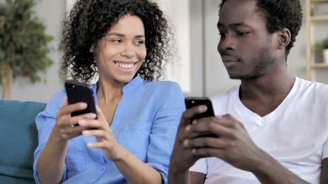 Pareja-africana-usando-smartphone,-mensajería