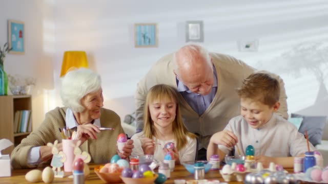 Nietos-y-abuelos-pintando-huevos-de-Pascua
