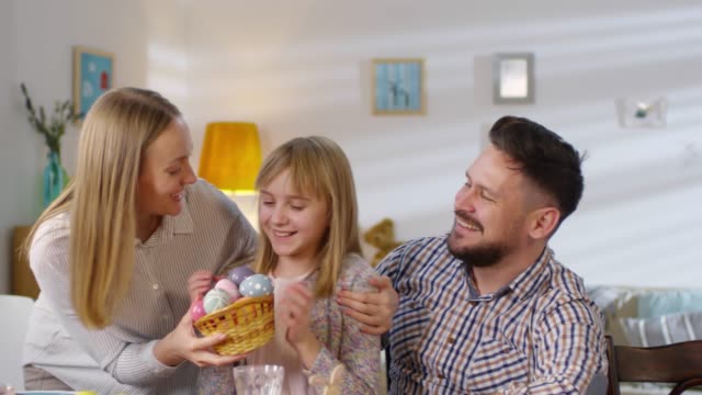 Familie-mit-Kind-feiert-Ostern-gemeinsam
