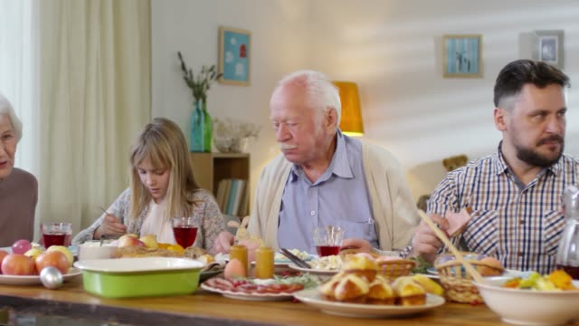 Familia-comiendo-y-hablando-en-la-cena-de-Pascua