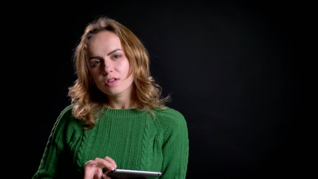 Primer-retrato-de-adulto-caucásico-femenino-usando-la-tableta-y-ser-reflexivo-delante-de-la-cámara