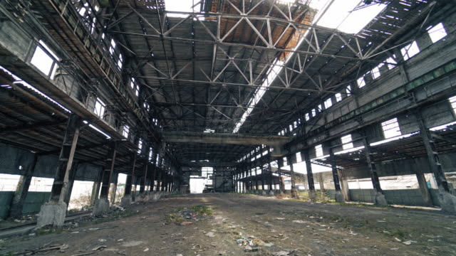 Große-verlassene-Industriehalle