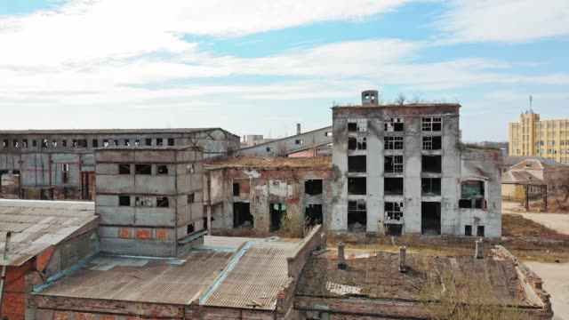 Vista-aérea-de-una-antigua-fábrica-ruina-y-ventanas-rotas.