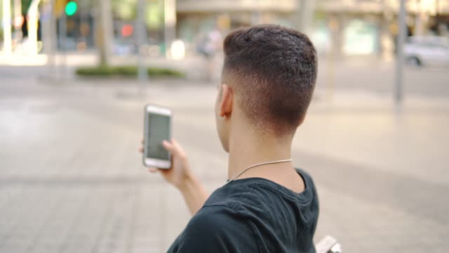 Mann-auf-der-Straße-chattet-auf-einem-Handy
