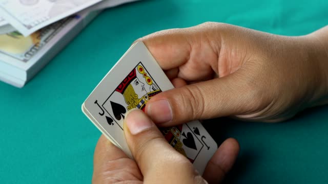 Spieler-zeigt-gute-Kartenkombination,-ein-Paar-Asse