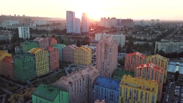 Edificios-coloridos-de-un-distrito-residencial,-disparos-aéreos-desde-un-dron-en-Comfort-Town.-Kiev,-Ucrania