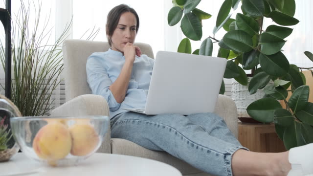Mujer-usando-computadora-portátil-en-casa