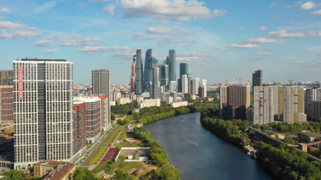 Luftaufnahme-des-Moskauer-Flusses-und-moderner-Wohngebäude