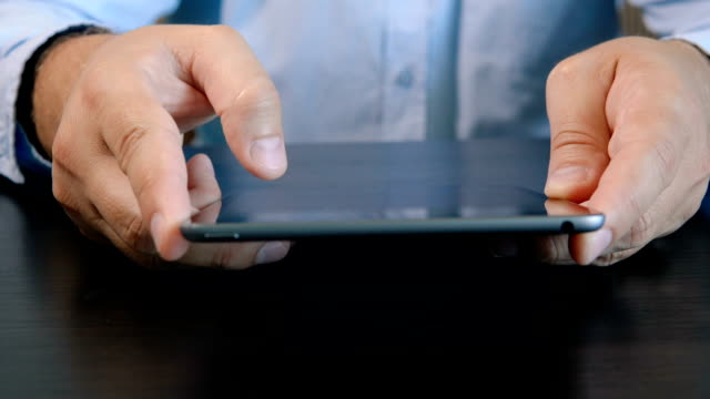 Mann-Hände-mit-Tablet-Computer