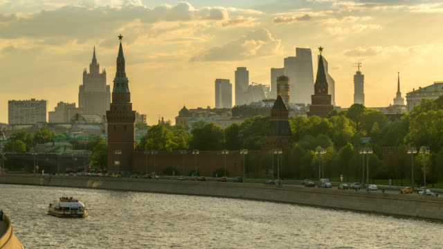 Moskau-Russland-Zeitraffer-4K,-Stadt-Skyline-Sonnenuntergang-Zeitraffer-im-Kreml-Palast-mit-Business-Center-Viertel-und-Moskau-Fluss