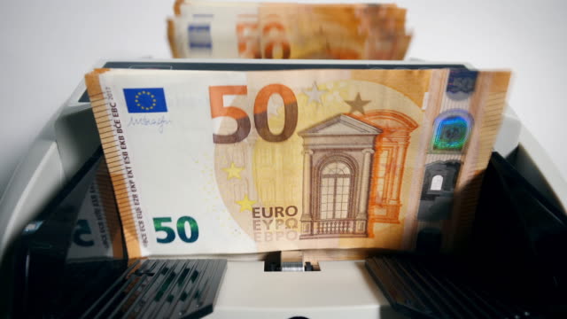 Fluss-von-Euro-Banknoten,-die-durch-das-Zählgerät-gehen