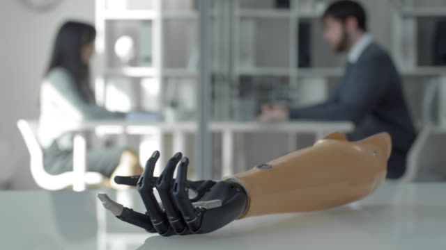 Mano-protésica-biónica-bónica-moviendo-los-dedos-en-Office-Desk