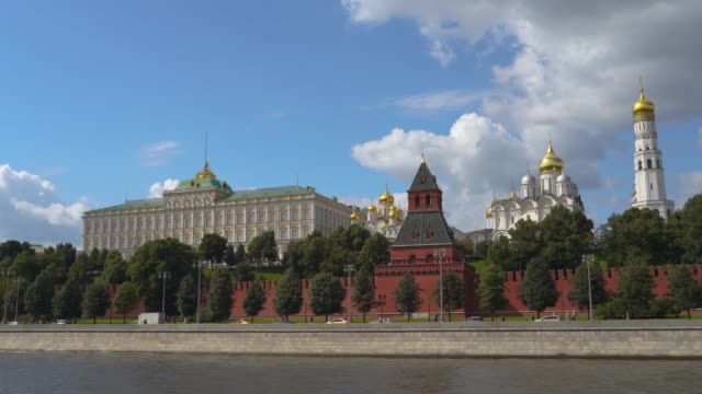 Kremlin-from-Moskva-river-in-Moscow,-Russia-in-4k