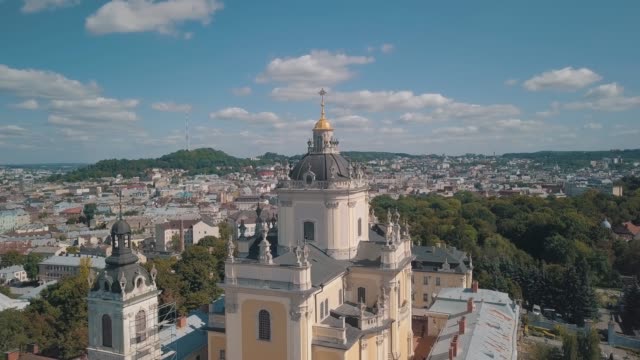 Vista-aérea-de-la-iglesia-de-la-catedral-de-San-Jorge-en-la-ciudad-de-Lviv,-Ucrania