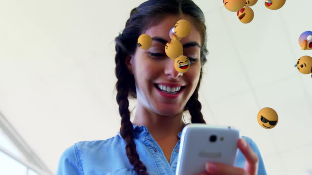 Emoji-Symbole-mit-einer-Frau-mit-Smartphone-im-Hintergrund-4k