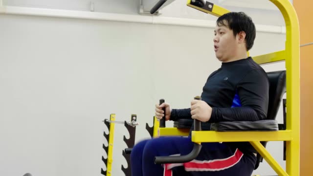 Asiatische-Mann-versucht,-mit-Hantel-in-Fitness-Studio-trainieren,-Gesunde-Lebensweise,-Gewichtsverlust-Wunsch