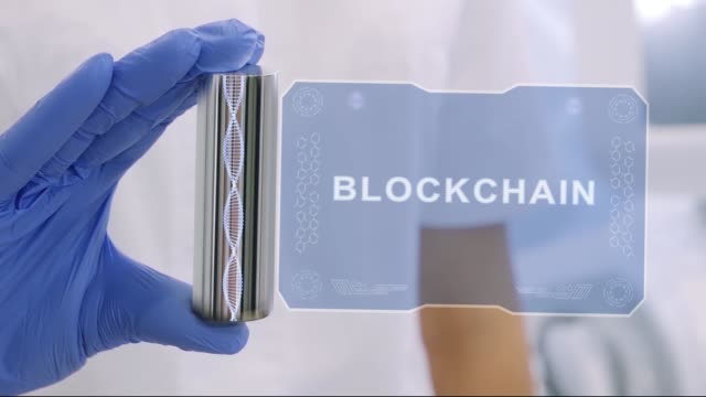 Mano-en-guante-con-holograma-Blockchain