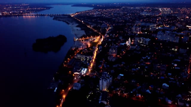 Russische-Stadt-Woronesch-mit-Blick-auf-den-Fluss-Woronesch-bei-Nacht