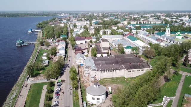 Kostroma-Stadtbild-mit-Blick-auf-das-antike-Gostiny-Dvor