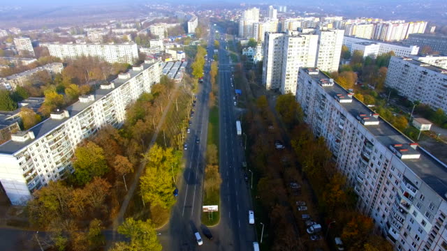 Vista-aérea-de-otoño-a-la-zona-residencial-y-la-avenida-en-Járkov