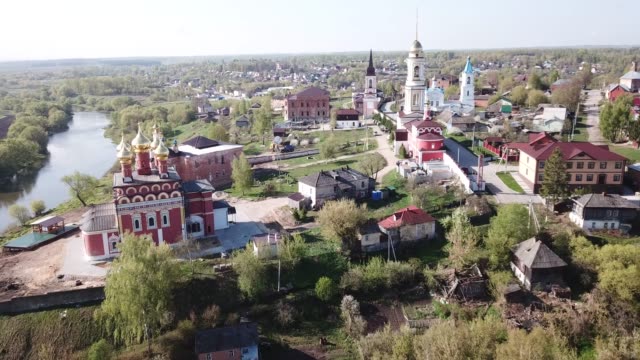 Luftaufnahme-des-malerischen-Stadtbildes-von-Belyov-mit-dem-Fluss-Oka