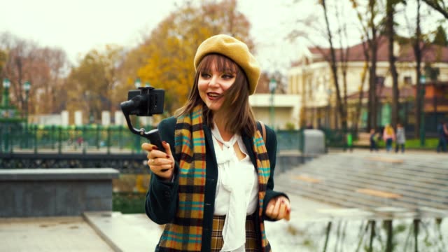 Pretty-chica-viaje-vlogger-transmisión-en-vivo-desde-el-parque-de-la-ciudad