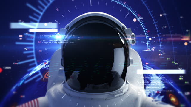 Astronauta-futurista-usando-casco-en-el-espacio-infinito.-Códigos-informáticos-alrededor
