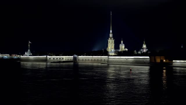Fortaleza-de-Pedro-y-Pablo-en-la-oscuridad-en-San-Petersburgo,-vista-de-la-ciudad