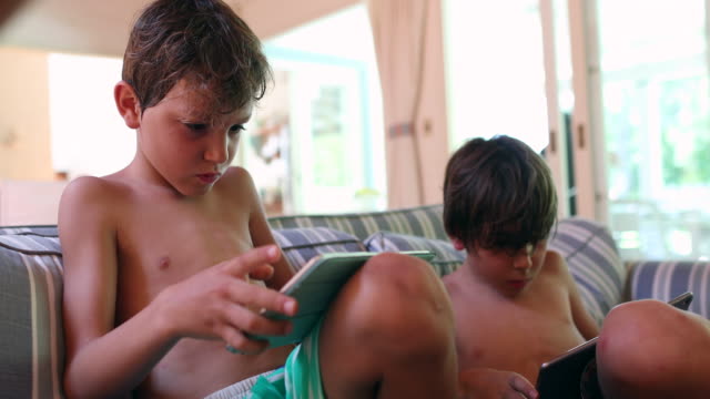 Niños-que-usan-tabletas-en-casa